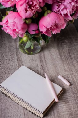 Şakayık buketli planlayıcı. kalem ile dizüstü bilgisayar