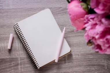 Şakayık buketli planlayıcı. kalem ile dizüstü bilgisayar