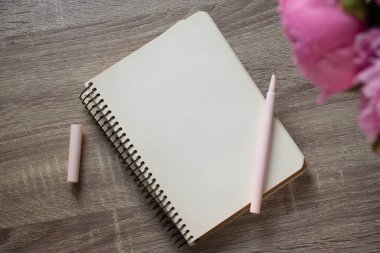 Şakayık buketli planlayıcı. kalem ile dizüstü bilgisayar