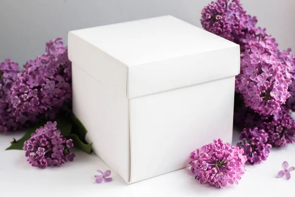 Leylak Çiçekli Beyaz Hediye Kutusu Mevcut — Stok fotoğraf