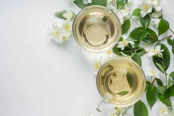 Yeşil çay, yasemin, cam bardak ve bal.. 