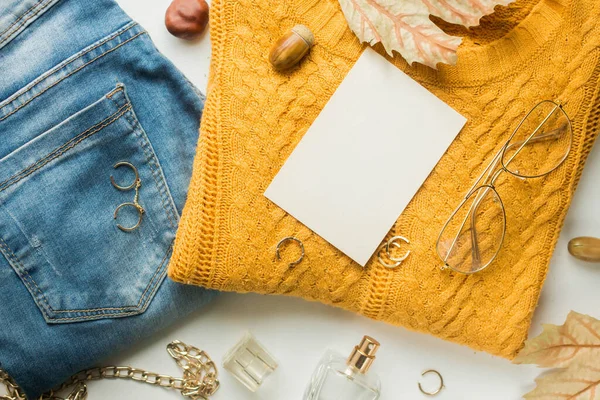 Card Mockup Yellow Sweater Blue Jeans Golden Details Tea Lemon — Fotografia de Stock