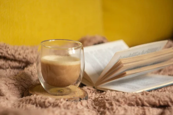 Уютное Место Чтения Кофейный Стакан Книга Одеяло — стоковое фото