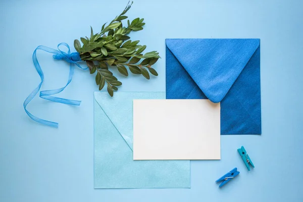 Κάρτα Mockup Φύλλα Και Μπλε Φάκελο Ελάχιστος — Φωτογραφία Αρχείου