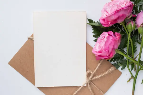 Картковий Макет Трояндами Кільцем Конвертом Запрошення Весілля Мінімалістичному Стилі Листям — стокове фото
