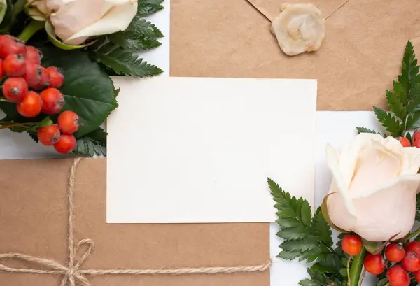 Card Mockup White Table Roses Rowan Flowers Flat Lay — Fotografia de Stock