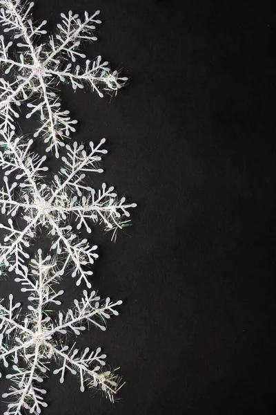 Płatki Śniegu Czarnym Tle Srebrnymi Kulkami Drzew Błyszczącymi Gwiazdami Świąteczne — Zdjęcie stockowe