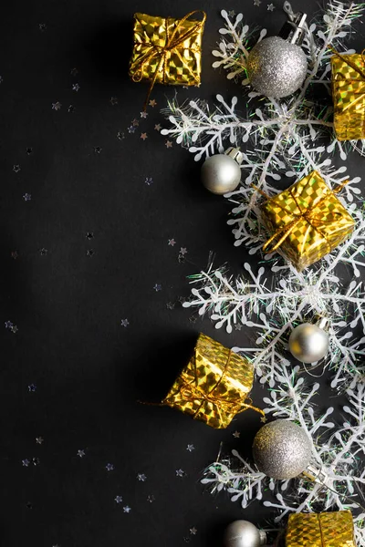 Regalos Navidad Mesa Oscura Con Copos Nieve Bolas Árboles —  Fotos de Stock