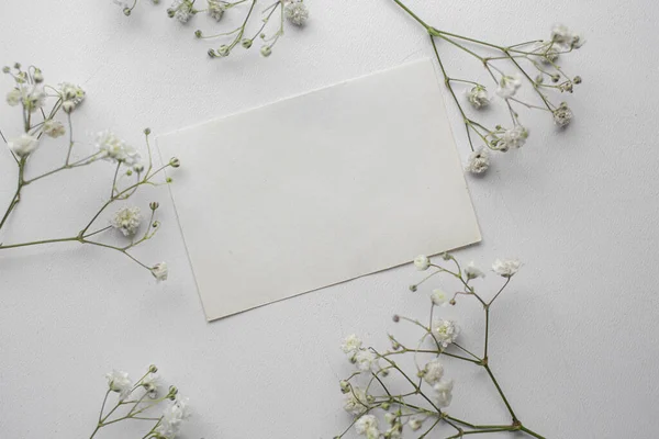 Card Mockup White Flowers Envelope Wedding Invitation — Stok fotoğraf