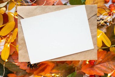 Sonbahar modelleme kartı sonbahar davetiye kartı ortam ve ayrıntılar ile bırakır. Kartpostal, çiçek ve kurdele ile beyaz arkaplan.