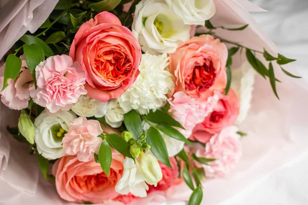 Μπουκέτο Λουλούδια Στο Κρεβάτι Τριαντάφυλλα Γαρύφαλλα Λίσιανθους — Φωτογραφία Αρχείου