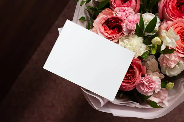 Boeket Bloemen Een Kaart Van Afzender Een Onbekende Bewonderaar Rozen — Stockfoto