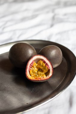 Masada taze tutku meyvesi var. Kesilmiş marakuya