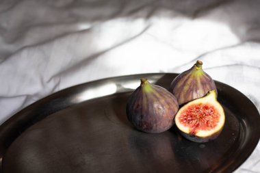 Masada taze incir var. Kesilmiş incir