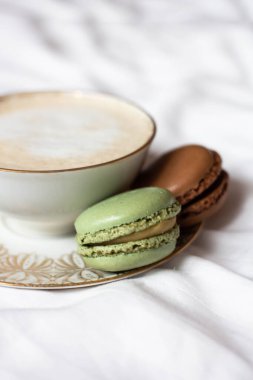 Sabah kahvesi ve çarşaflı badem kurabiyesi. Yatakta kahve