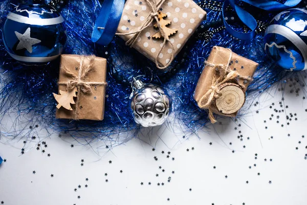 Navidad Azul Brillante Regalo Papel Embalaje Artesanal Cinta Bolas Navidad —  Fotos de Stock