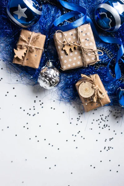Navidad Azul Brillante Regalo Papel Embalaje Artesanal Cinta Bolas Navidad —  Fotos de Stock