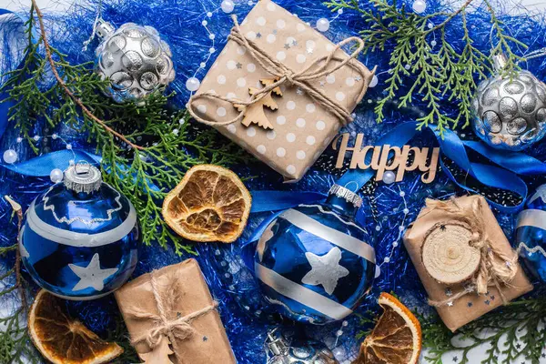 Jasne Niebieskie Święta Prezent Papierze Pakowania Rzemiosła Wstążka Kulki Świąteczne — Zdjęcie stockowe