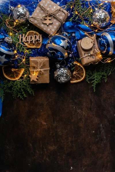 Blauwe Kerst Cadeau Ambachtelijke Verpakking Papier Lint Kerstballen Cadeautjes Donkere Stockfoto