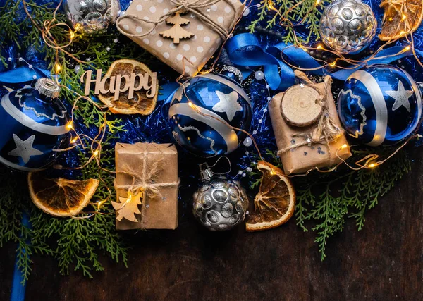 Blauwe Kerst Cadeau Ambachtelijke Verpakking Papier Lint Kerstballen Cadeautjes Donkere Rechtenvrije Stockfoto's