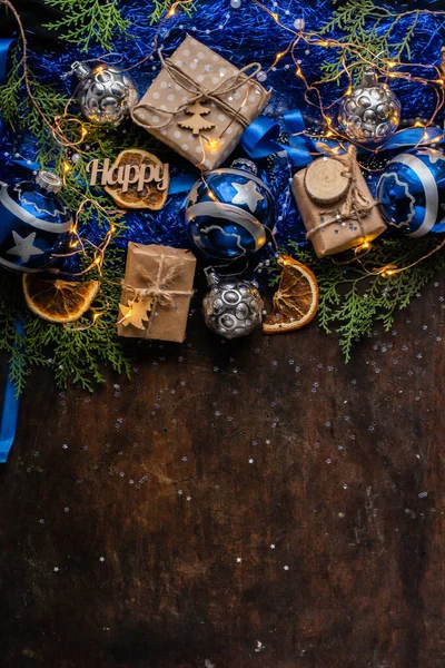 Голубое Рождество Подарок Обёрточной Бумаге Ленте Рождественских Шарах Подарки Темном Лицензионные Стоковые Фото