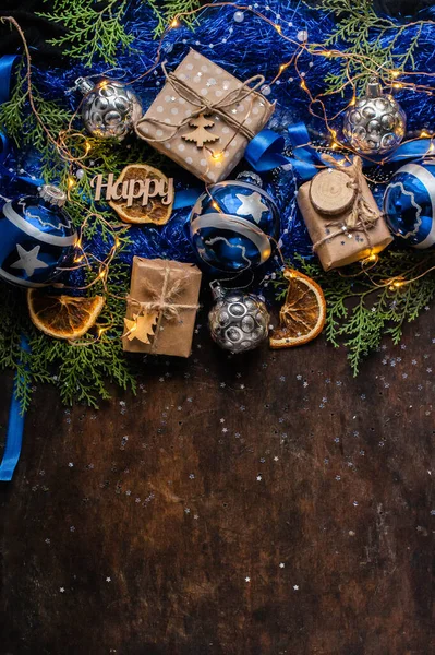 Blauwe Kerst Cadeau Ambachtelijke Verpakking Papier Lint Kerstballen Cadeautjes Donkere Rechtenvrije Stockfoto's