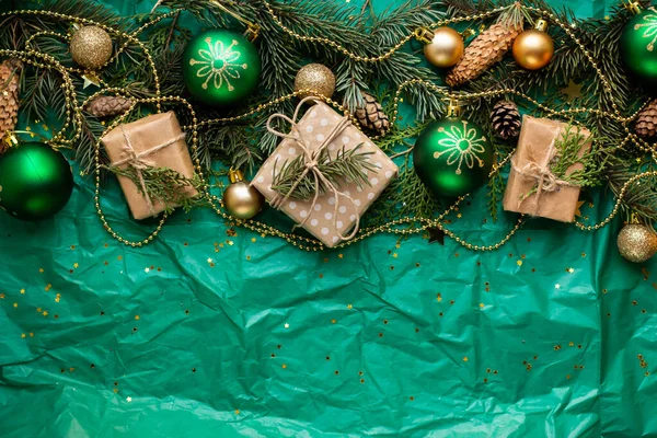 Подарочные Коробки Зеленом Столе Елки Коробка Ленточкой Праздничной Обернутой Бумаге Лицензионные Стоковые Изображения