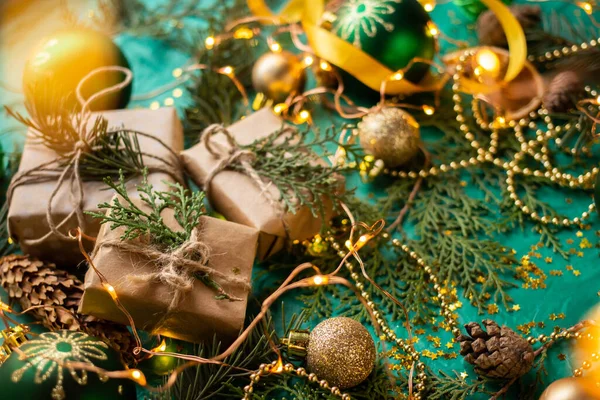 탁자와 전나무가지에 크리스마스 종이에 최소의 크리스마스 — 스톡 사진