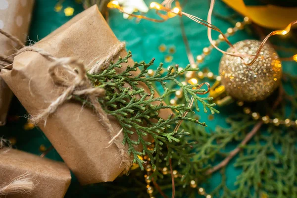 탁자와 전나무가지에 크리스마스 종이에 최소의 크리스마스 — 스톡 사진