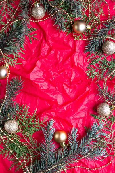 Roter Hintergrund Mit Tannenzweigen Und Goldenen Weihnachtskugeln Stockfoto