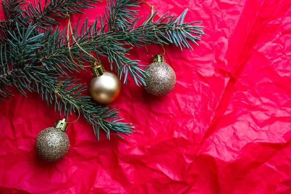 Červené Pozadí Jedlovými Větvemi Zlaté Vánoční Koule Stock Snímky