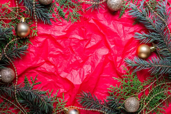 Červené Pozadí Jedlovými Větvemi Zlaté Vánoční Koule — Stock fotografie