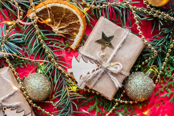 테이블 전나무가지에 크리스마스 종이에 최소의 크리스마스 — 스톡 사진