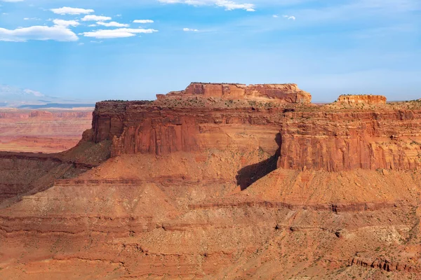 Utah, Canyonlands Ulusal Parkı 'ndaki bir kanyonun üzerindeki Gökyüzü Mesa' daki adanın renkli kırmızı kayalık kayalıkları.