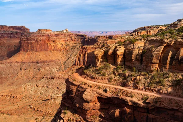 Utah 'taki Kanyonlar Ulusal Parkı' nın engebeli arazisindeki Shafer Kanyonu 'nun yukarısındaki 4WD Shafer Yolu' nun manzarası.