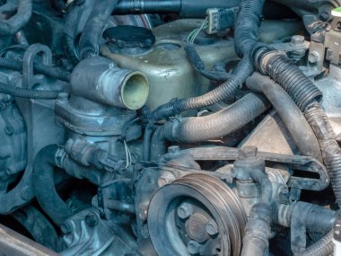 Eski kamyonda eski dizel motor