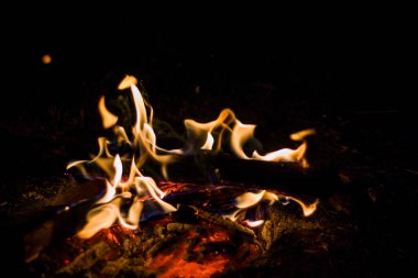 Gece küçük bir kamp ateşinin izole edilmiş görüntüsü..