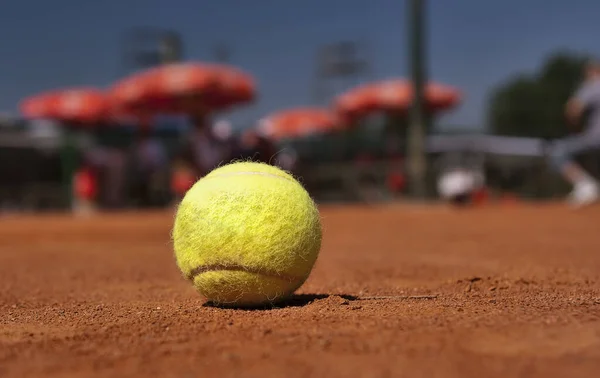 Kil kortunda sarı tenis topu, yaklaş..