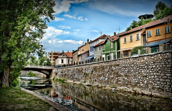 Sırbistan 'ın doğusundaki Knjazevac şehrinin eski merkezi. Timok nehri üzerindeki köprülerden birinin güzel manzarası, HDR fotoğrafı.