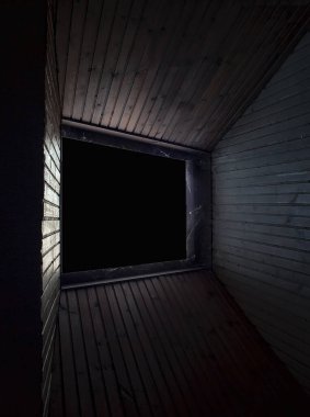 Karanlık, ürkütücü tavan arasında bir pencere ve bir sürü tozla dolu ahşap paneller..