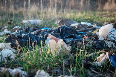 Çöpler, çöpler ve çöpler şehrin dışında. Yakın çekim, ekolojik sorun, çevre koruma kavramı.