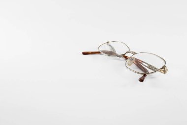 Okumak için eski, kullanılmış, antika gözlükler. Beyaz arkaplanda izole edilmiş, altın metal çerçeve, negatif boşluk kopyala.