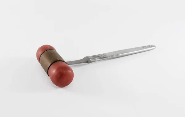 Beyaz arka planda izole edilmiş eski model refleks çekici. Bu tıbbi cihaz refleksleri kontrol etmek ve sinirleri kontrol etmek için kullanılır. Negatif alanı kopyala.