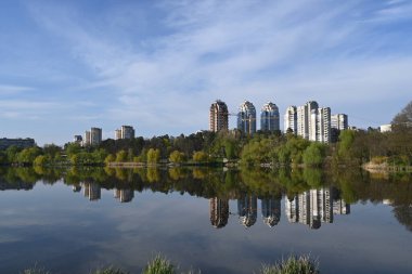 Şehirdeki göl manzarası