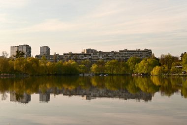Suya yansıyan binanın görüntüsü