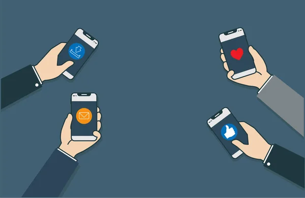 Eller akıllı telefonun ekranını kaldırsın. Ekranlarda simgeler görüyoruz: sosyal ağlar ve indirme ve mesaj simgeleri için beğeni