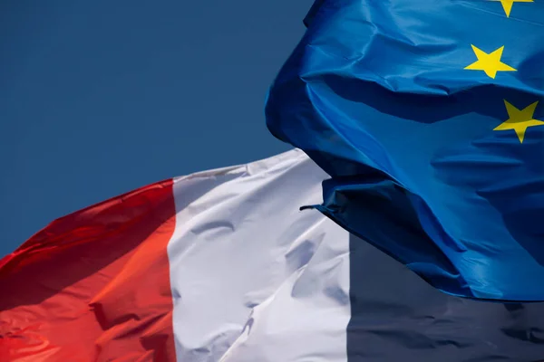 drapeaux de la France et de l'Europe cte  cte dans le vent avec un beau ciel bleu en arrire plan