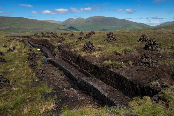 View Peat Bog Ireland Peat Bricks Stacked Peat Field — Zdjęcie stockowe
