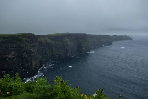 Widok Klify Moher Irlandii Widokiem Morze Szary Deszczowy Dzień — Zdjęcie stockowe