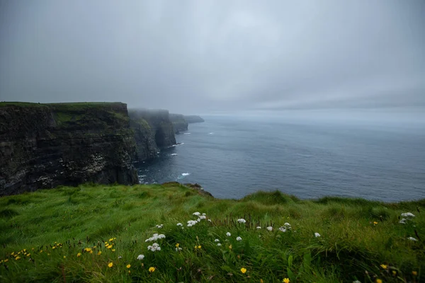 Widok Klify Moher Irlandii Widokiem Morze Szary Deszczowy Dzień — Zdjęcie stockowe